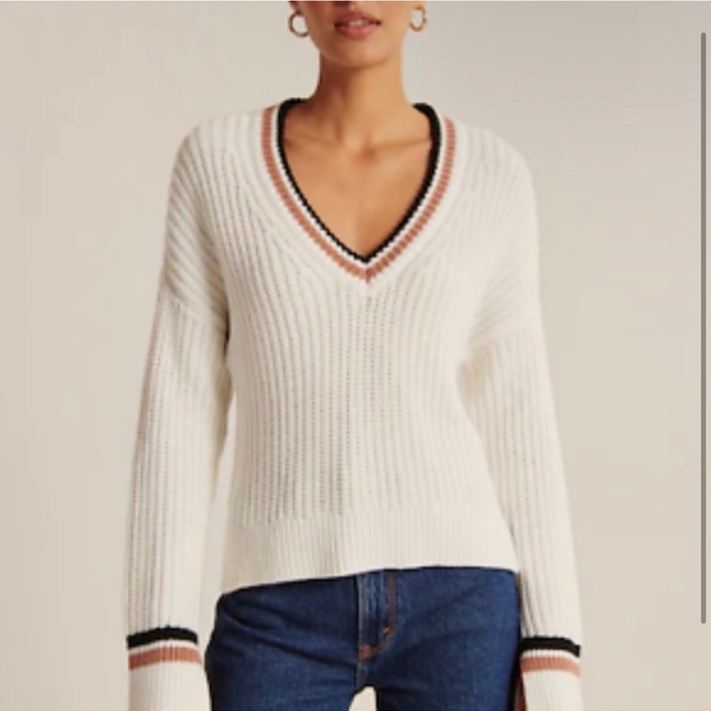 ABERCROMBIE & FITCH EASY TIPPED WHITE V NECK SWEATER